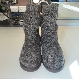UGG WOMEN'S ISLA CLASSIC KNIT BOOTS
